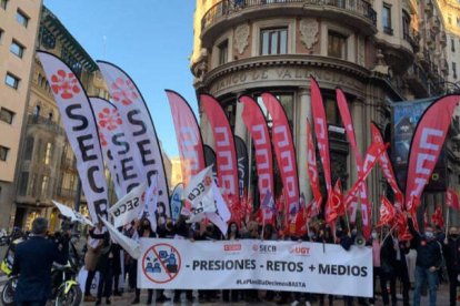 Los trabajadores de Caixabank se manifiestan frente a la sede del antiguo Banco de Valencia. Foto: SECB