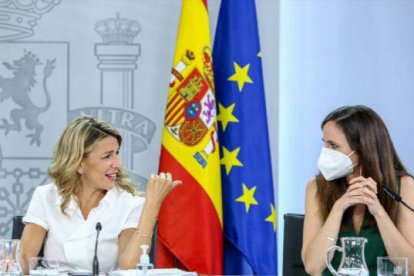 Yolanda Díaz y Ione Belarra en un rueda de prensa del Gobierno