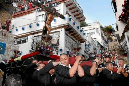 Costaleros del barrio de la Santa Cruz de Alicante con el Cristo de la Fe 'El gitano'