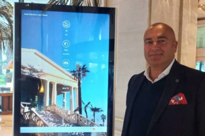 El director del Hotel Las Arenas, Carlos Boga, presenta el innovador sistema de purificación de aire de Hi-Tech Ozone