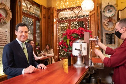 Juanma Moreno, presidente de la Junta de Andalucía, durante la grabación del Mensaje de Navidad, en la Taberna Granados (Granada).