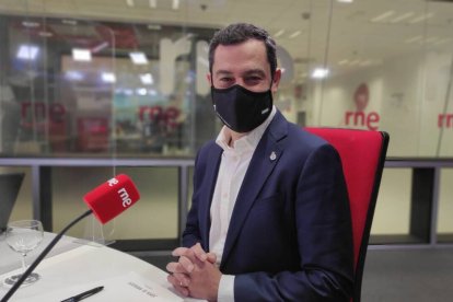 El presidente de la Junta de Andalucía, Juanma Moreno, durante la entrevista en RNE.