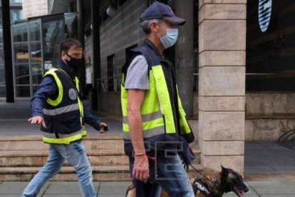 Especialistas del Tedax, en una imagen de 2021 en Oviedo por una falsa amenaza de bomba en el Centro Cívico.EFE/Paco Paredes/Archivo