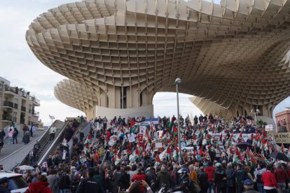 Manifestación contra el Gobierno por su decisión sobre el Sáhara en la plaza de la Encarnación, Sevilla.