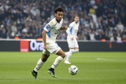 Boubacar Kamara conduce el balón durante un partido con el Olympique de Marsella.