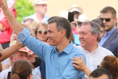 El presidente del Gobierno, Pedro Sánchez, en un mitin con el secretario del PSOE-A, Juan Espadas.