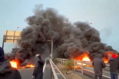 Disturbios en la A-49, en el puente sobre el río Guadiana, frontera con Portugal.