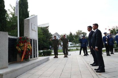 Sánchez en su ofrenda floral en Mostar.