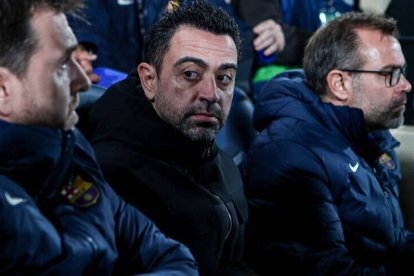 Xavi Hernández, rodeado por sus colaboradores, en un partido de la presente temporada.