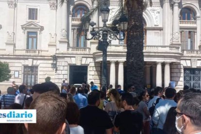 Protesta de la plataforma Interinos en Abuso frente al Ayuntamiento de Valencia.