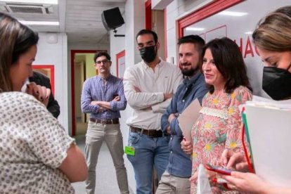 Adriana Lastra, este miércoles en Ferraz rodeada de periodistas.