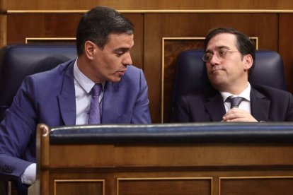 El presidente del Gobierno, Pedro Sánchez, y el ministro de Asuntos Exteriores, Unión Europea y Cooperación, José Manuel Albares