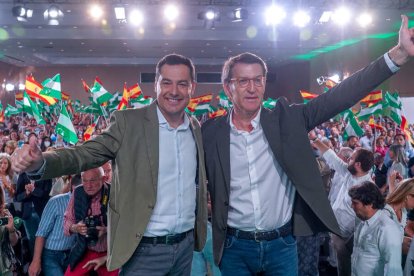 El presidente del PP-A y candidato a la reelección como presidente de la Junta de Andalucía, Juanma Moreno, y el presidente del Partido Popular, Alberto Núñez Feijóo en Sevilla.