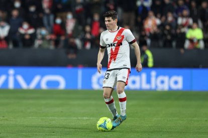 Fran García controla un balón durante un partido con el Rayo Vallecano.