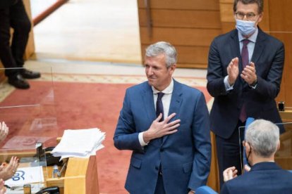 Alfonso Rueda, ante Feijóo, nuevo presidente de Galicia