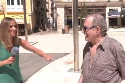 Una reportera de TVE entrevistando a un hombre en la Plaza de la Reina de Valencia.