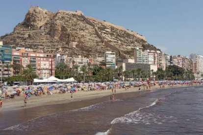 Playa del postiguet de Alicante con el castillo de Santa Bárbara de fondo