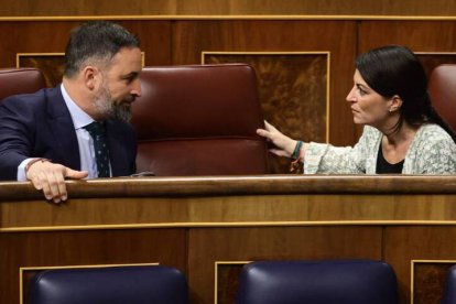 El líder de Vox, Santiago Abascal, y la portavoz de VOX en el Congreso, Macarena Olona.