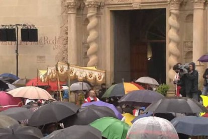Miles de personas se han desplazado hasta el Monasterio para presenciar la salida de la Santa Faz