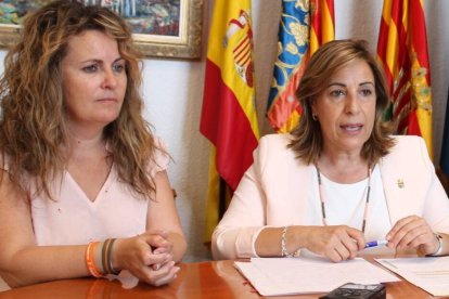 Cristina Fernández (izquierda), portavoz de Ciudadanos en el Ayuntamiento de Benicàssim, junto a Susana Marqués, alcaldesa de Benicàssim.