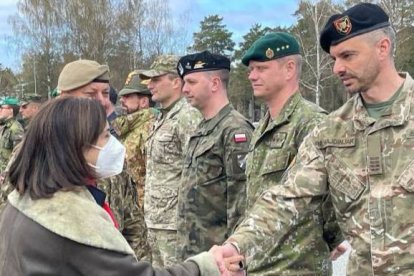 La ministra de Defensa, este jueves en Letonia.