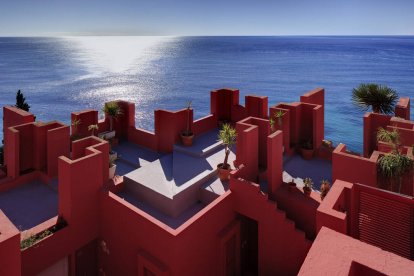 Imagen de La Muralla Roja de Calpe, uno de los edificios más emblemáticos del arquitecto catalán y patrimonio actual del municipio.