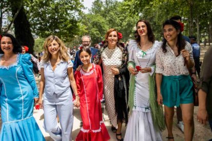 Yolanda Díaz con Mónica García y Rita Maestre en la pradera de San Isidro