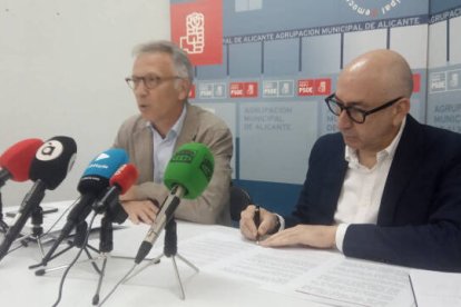 Roger Llanes, secretario de Agricultura del PSPV-PSOE, y Alejandro Soler, secretario general de la provincia de Alicante