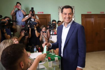 El candidato del PP-A y presidente de la Junta de Andalucía, Juanma Moreno, ha votado en Málaga.