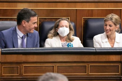 Sánchez junto a Calviño y Yolanda Díaz