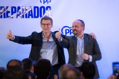 Feijóo, junto al presidente del PP catalán, Alejandro Fernández.