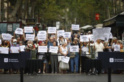 Unas 40 personas protestan en el homenaje a las víctimas del 17-A (Kike Rincón)