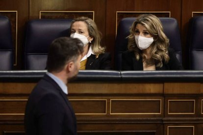 Gabriel Rufián pasa por delante de Yolanda Díaz y Nadia Calviño en el Congreso de los Diputados