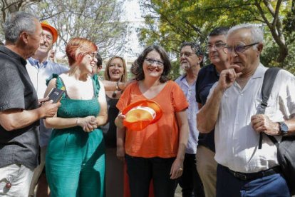 Mónica Oltra en su polémica fiests rodeada de dirigentes de Compromís que deben tomar la decisión