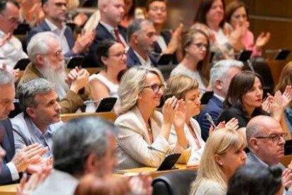 Los diputados "botoneros" aplauden mientras crece de la deserción de altos cargos.