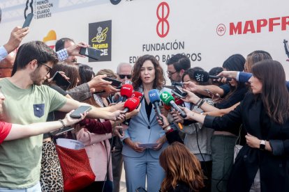 Ayuso, este viernes atendiendo a los periodistas.