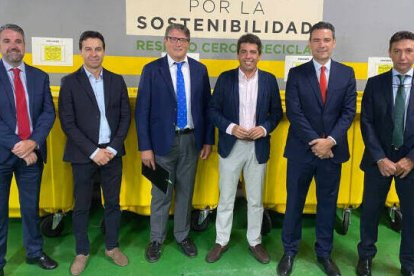 Carlos Mazón junto a el director de El Corte Inglés de Alicante, Alfredo Carvajal; el director regional de Comunicación y Sostenibilidad, Pau Pérez Rico, y el diputado de Medio Ambiente, Miguel Ángel Sánchez Navarro, junto a otros directivos de El Corte Inglés.