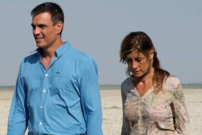 Pedro Sánchez junto a su esposa en Doñana durante una de sus vacaciones.