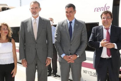 Sánchez, junto al Rey y Vara, en la inauguración del "no AVE" extremeño.