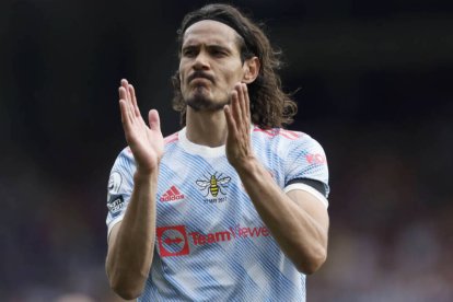 Cavani, con la camiseta del Manchester United, en un encuentro de la pasada temporada.