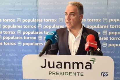 El coordinador del PP y de la campaña de los populares en Andalucía, Elías Bendodo, este jueves en Torrox (Málaga).