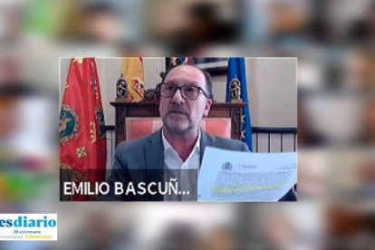 Emilio Bascuñana, alcalde de Orihuela, durante su intervención en el pleno de este jueves