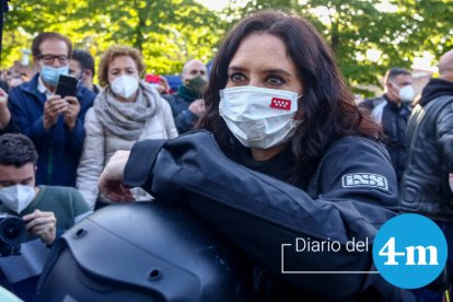 Ayuso en moto con representantes de las Fuerzas y Cuerpos de Seguridad del Estado.