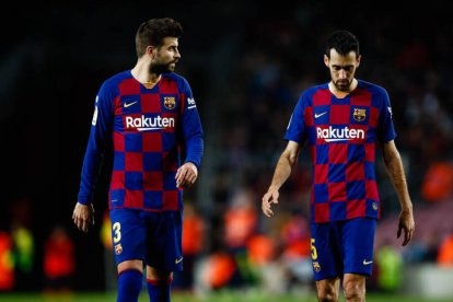 Piqué y Busquets durante un partido de Liga contra el Levante