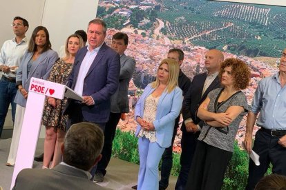 El secretario general del PSOE-A, Juan Espadas, en la sede regional de Sevilla con los alcaldes socialistas.