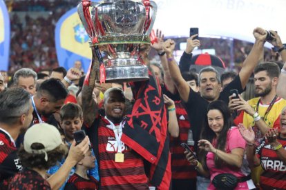 Jugadores y seguidores de Flamengo, con el trofeo de la Libertadores.