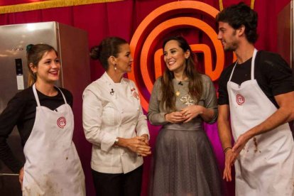 Miri Pérez (a la izquierda) en su edición de MasterChef junto a Jorge Brazález (a la derecha).