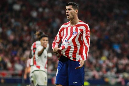 Álvaro Morata, quejándose de un agarrón de su camiseta.