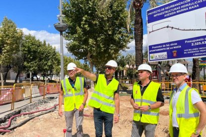 Emilio Fernández, director obra,  Juan Antonio Rubio, arquitecto técnico Municipal junto a Miguel A. Ivorra, concejal de Urbanismo y Bernabé Cano, alcalde de La Nucía, vistando las obras