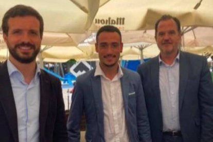 El joven dirigente del PP vasco agredido este fin de semana al grito de "facha", entre Casado e Iturgaiz.
